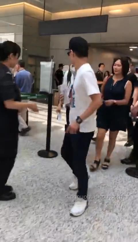 闫妮送外卖偶遇事件解析，明星接地气引热议