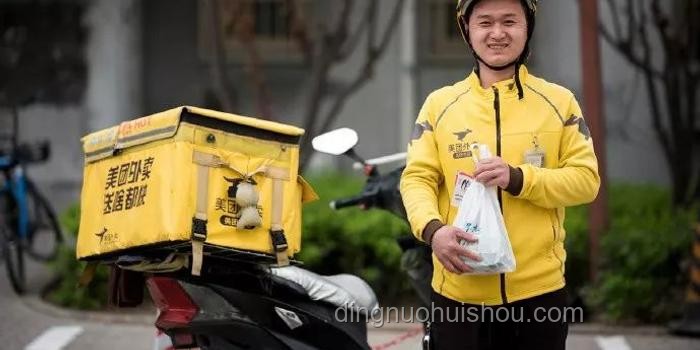 闫妮送外卖偶遇事件解析，明星接地气引热议